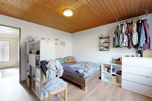 chambre avec wood ceiling, plafond en bois, inside property, drywall, et cloison sèche