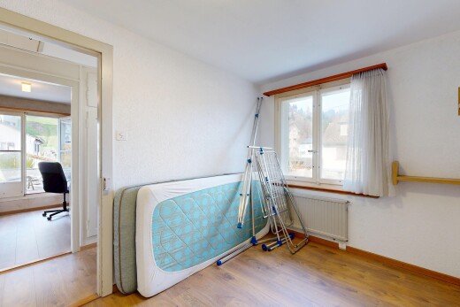 chambre avec inside property, radiateur, wood finish floor, sol en finition bois, et baseboards wall