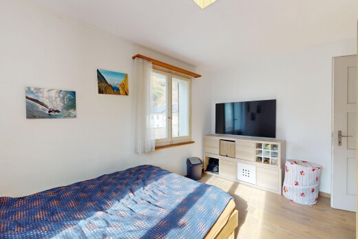 chambre avec télévision, natural light, lumière naturelle, inside property, et drywall