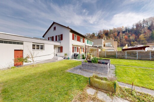 façade avec pelouse, property visible, clôture, terrasse, et day time