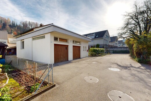 façade avec garage, day time, property visible, et clôture