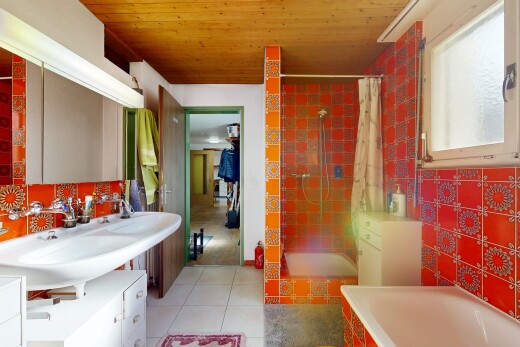 salle de bains avec miroir, salle de bain complète, plafond en bois, wood ceiling, et inside property