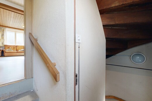 escaliers avec lumière naturelle, natural light, mur texturé, textured wall, et plafond à poutres