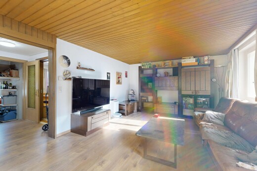 salon avec télévision, inside property, wood finish floor, sol en finition bois, et drywall