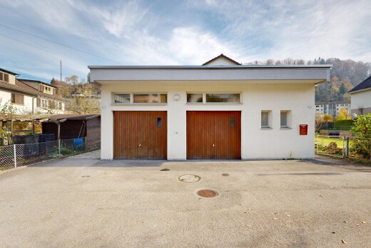 façade avec property visible, day time, et clôture