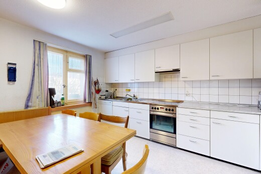 cuisine avec four, inside property, natural light, lumière naturelle, et armoires blanches