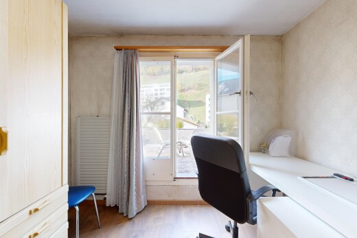 bureau avec espace bureau, wood finish floor, sol en finition bois, inside property, et natural light