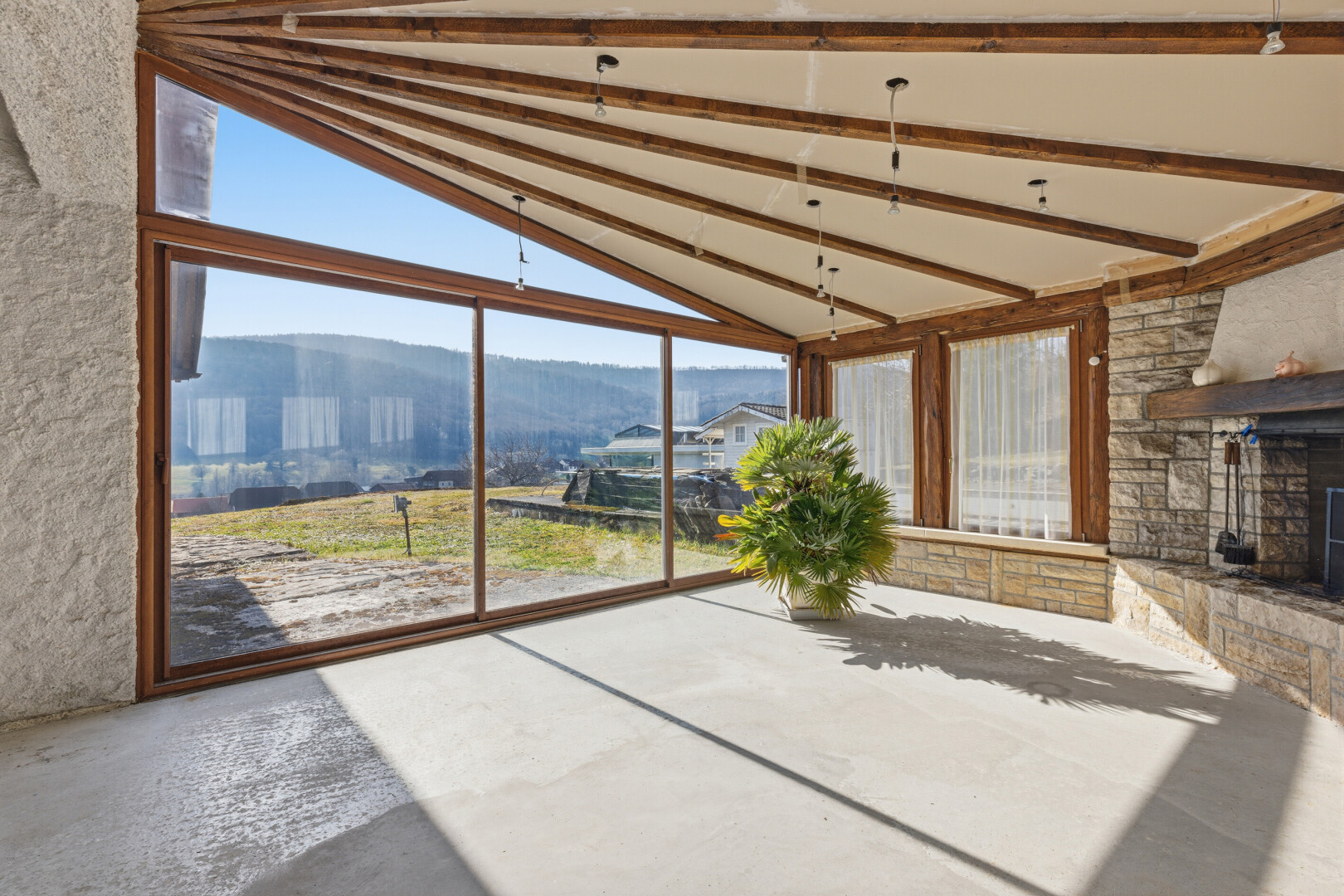 terrasse mit day time, mountain view, blick auf die berge, und inside property