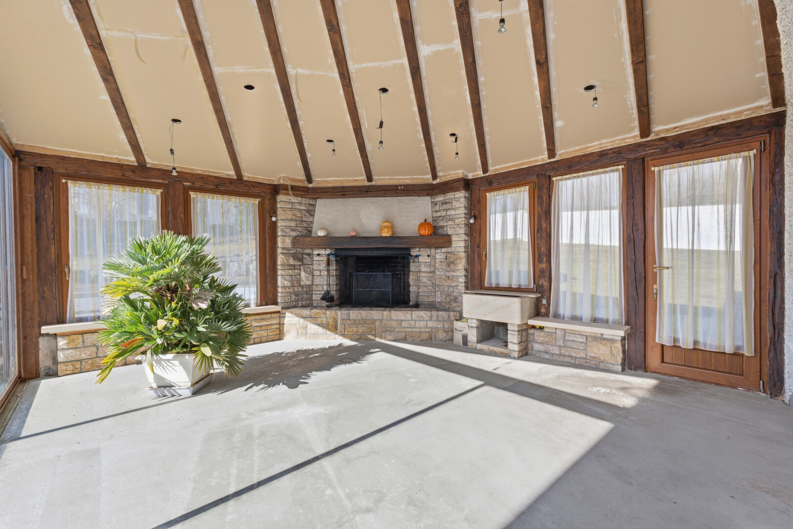 wohnzimmer mit hohe decke, high ceiling, kamin, natürliches licht, und natural light