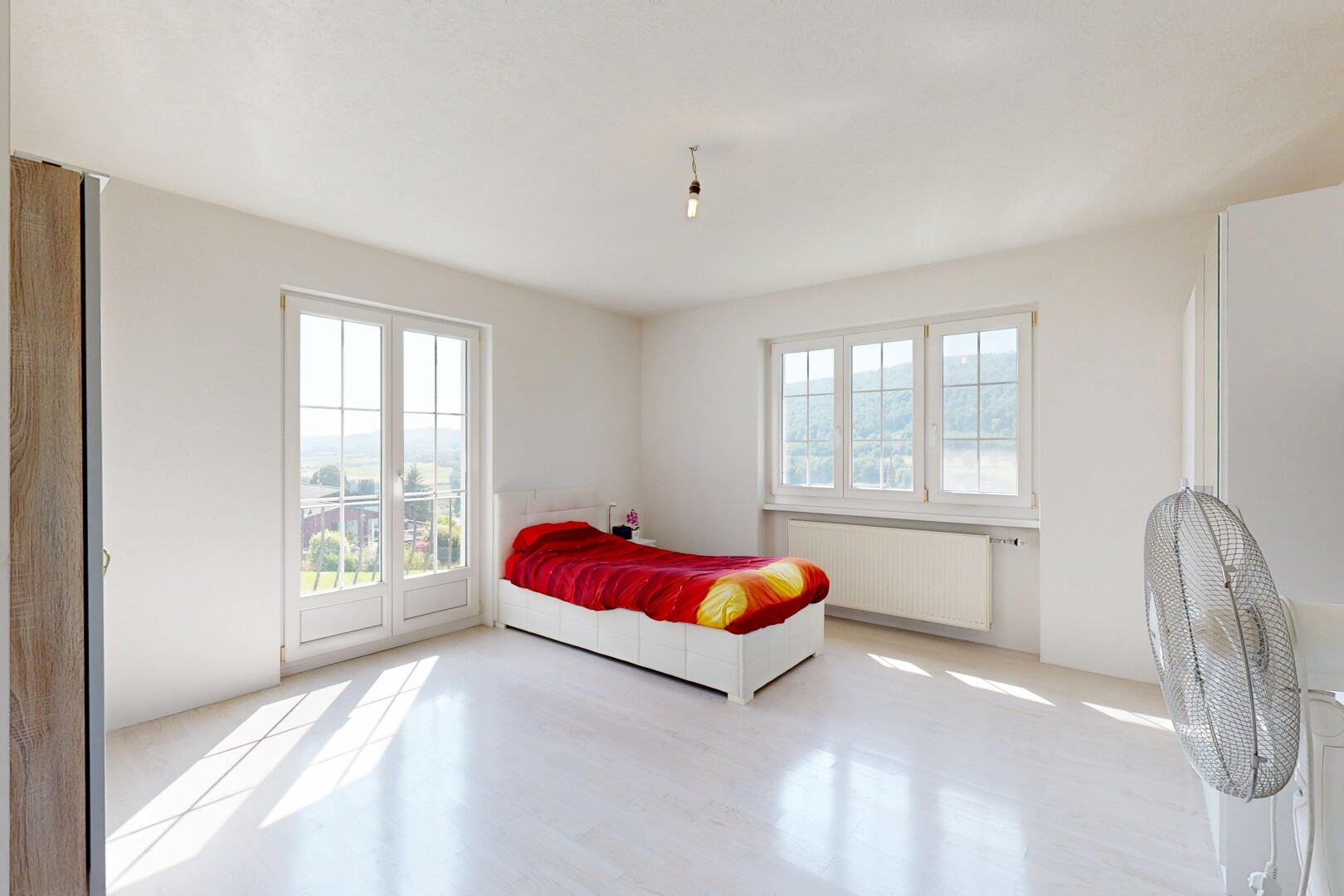 zimmer / schlafzimmer mit natural light, natürliches licht, kühler, drywall, und gipskartonwand