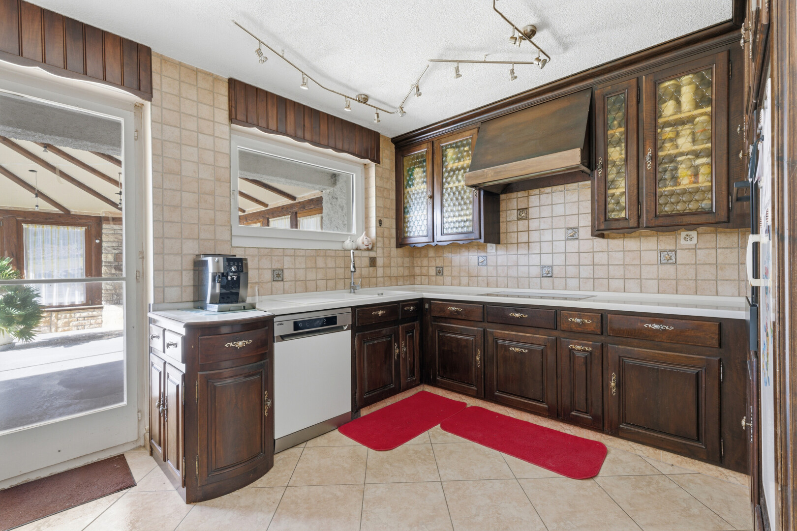 küche mit dark brown cabinets, dunkelbraune schränke, raised cabinets, hochgezogene schränke, und light countertops