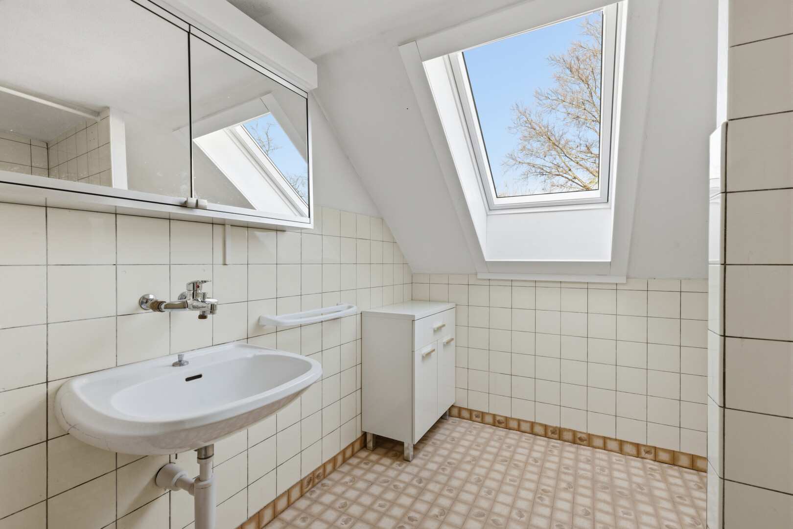 bad mit dachfenster, tile wall, fliesenwand, spiegel, und vaulted ceiling