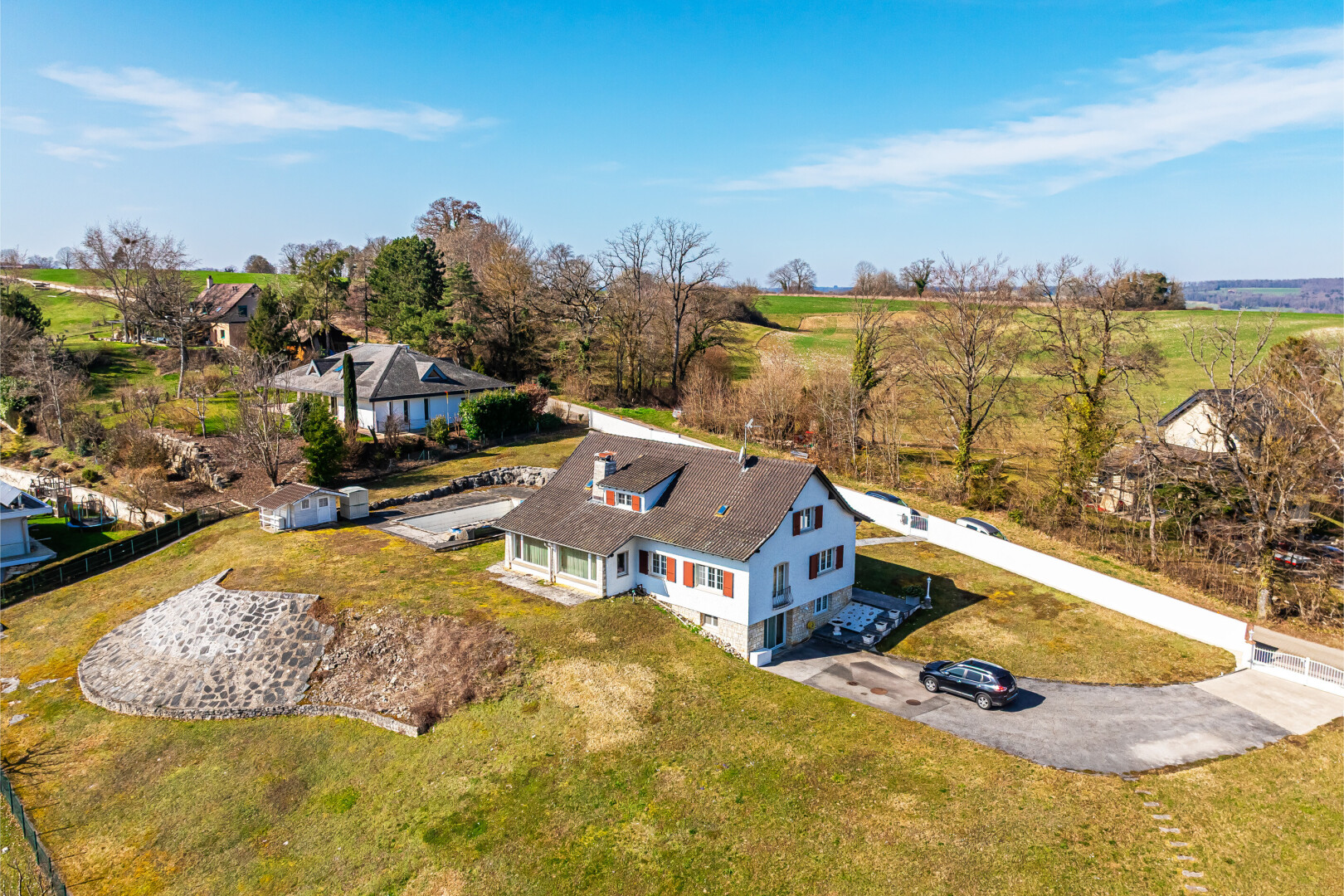 außenansicht mit auffahrt, day time, rasen, eingebaute garage, und drone view