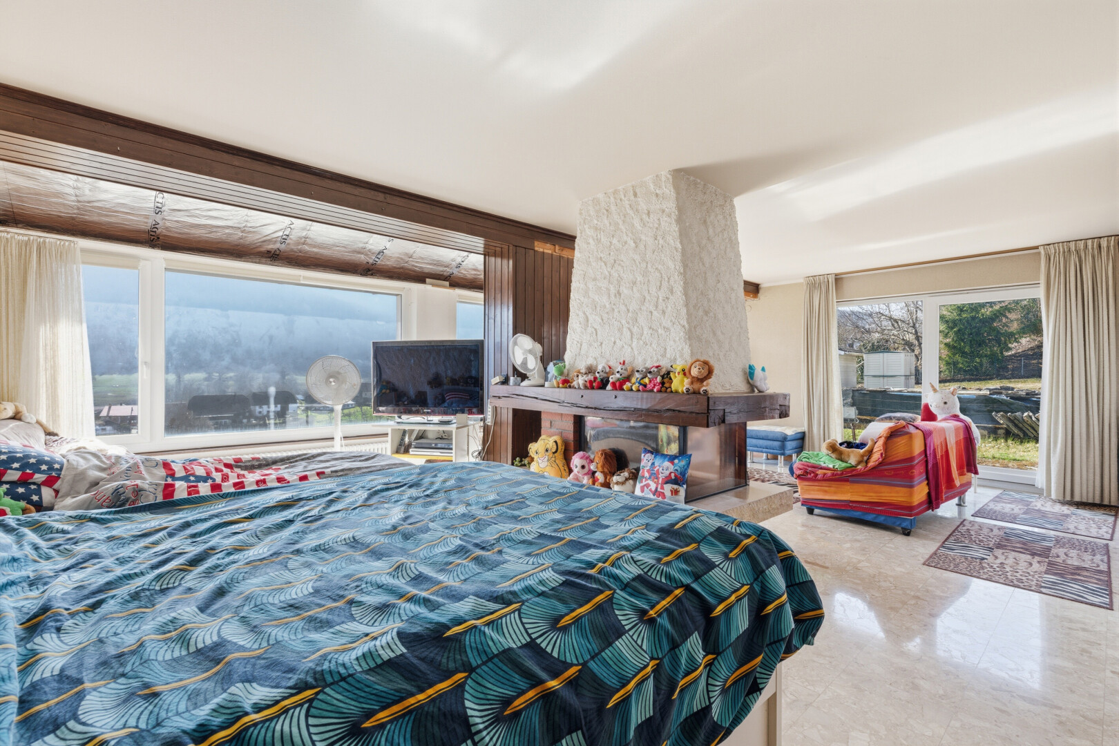 zimmer / schlafzimmer mit natürliches licht, natural light, fernseher, inside property, und außenzugang