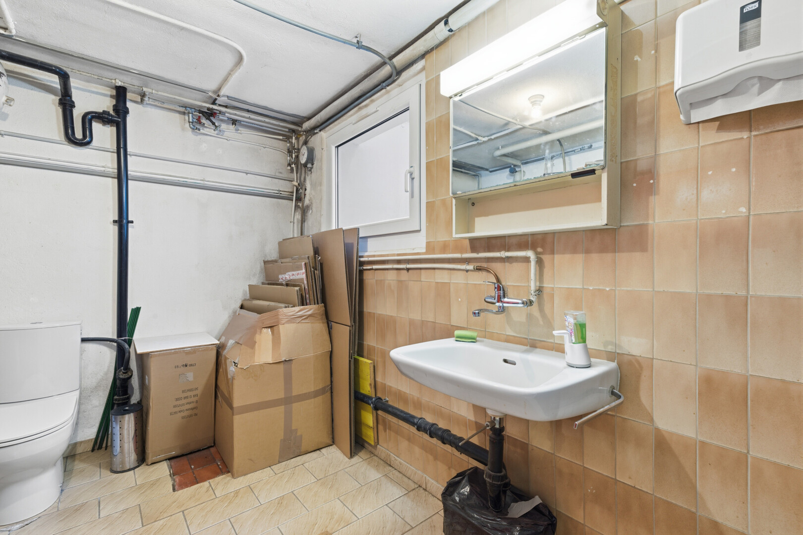 bad mit toilette, spiegel, inside property, waschbecken, und light floor