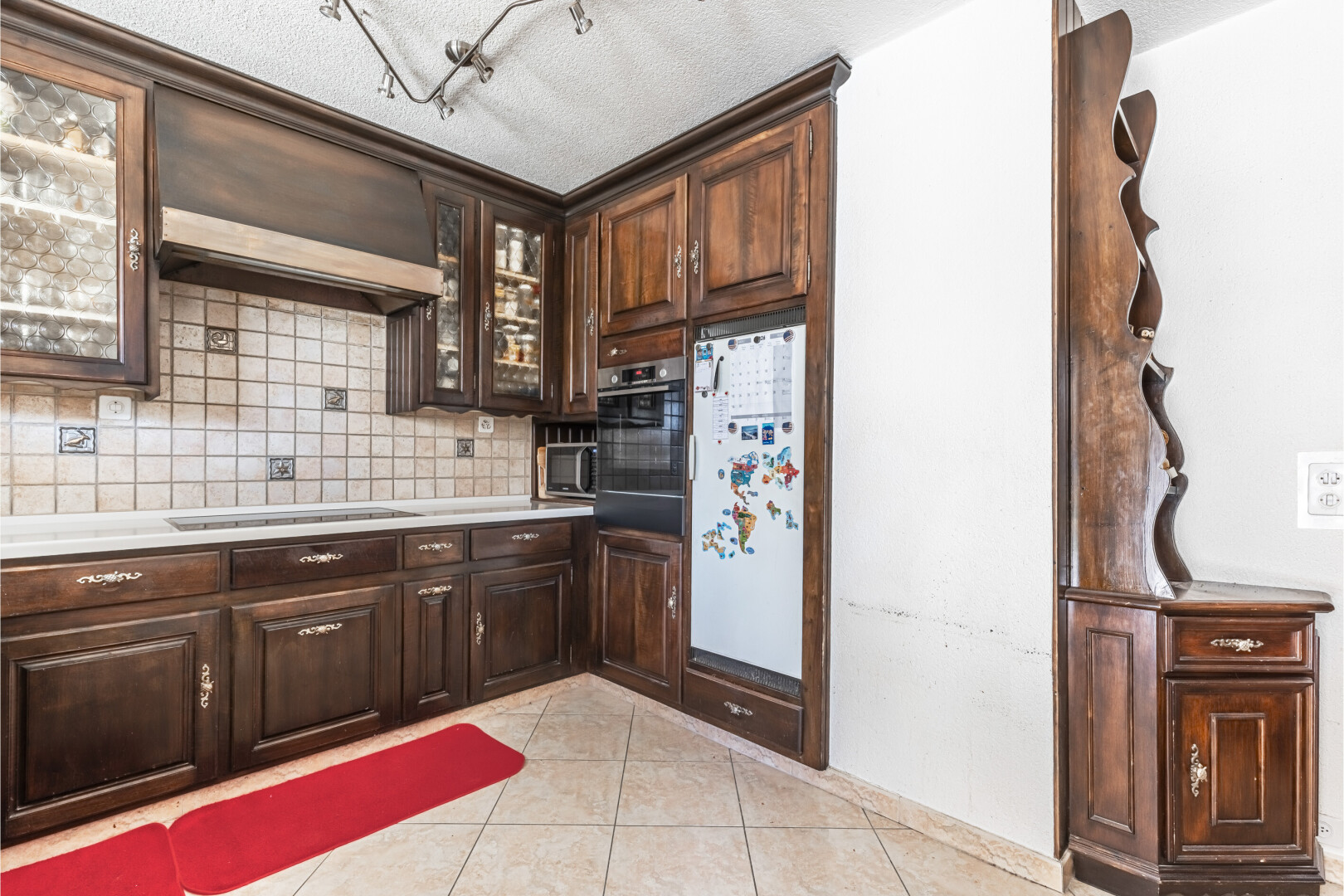 küche mit dark brown cabinets, dunkelbraune schränke, raised cabinets, hochgezogene schränke, und drywall