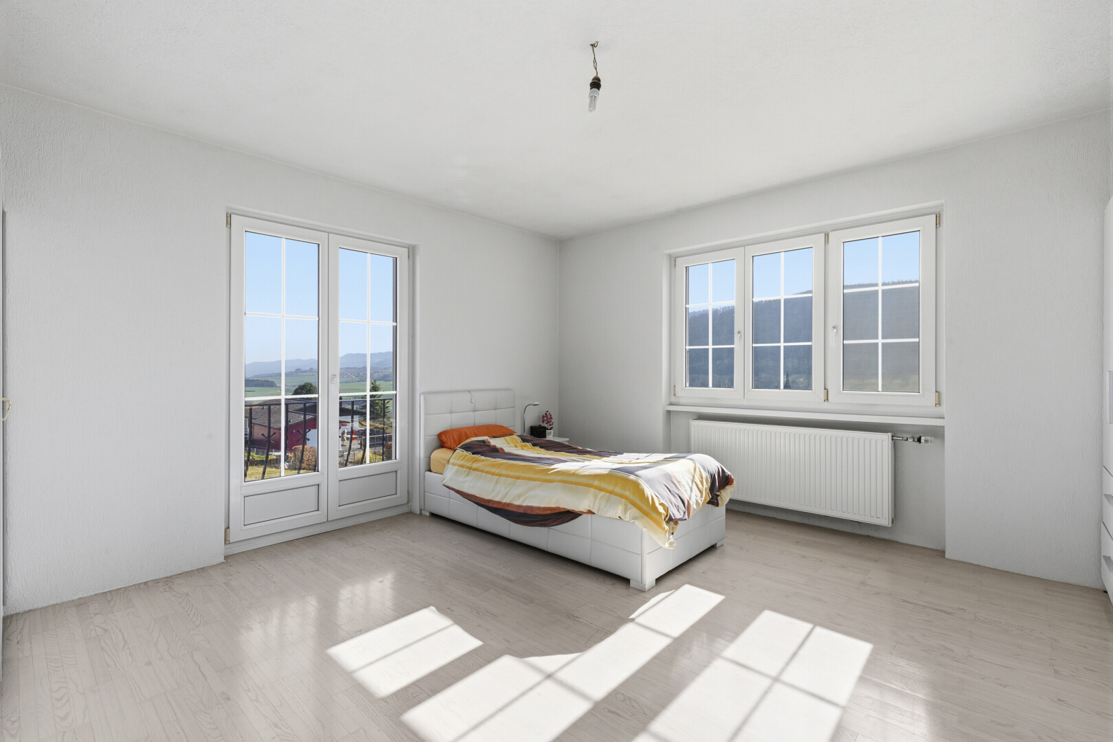 zimmer / schlafzimmer mit day time, kühler, gipskartonwand, drywall, und light floor