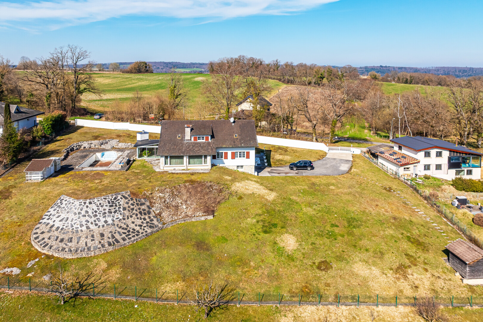 außenansicht mit terrasse, leeres grundstück, ländliche aussicht, rural view, und day time