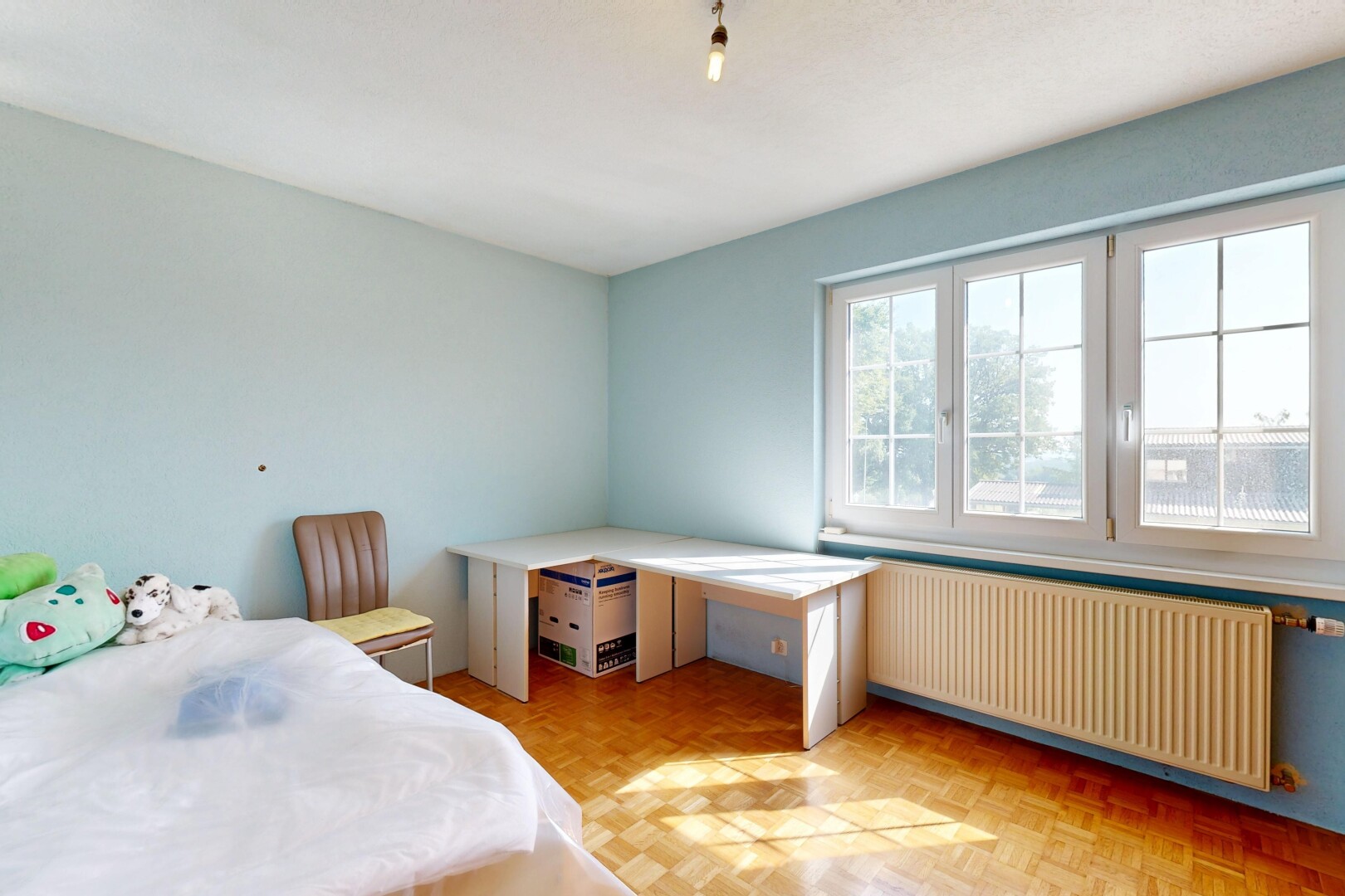 zimmer / schlafzimmer mit parquet floor, kühler, natural light, natürliches licht, und drywall