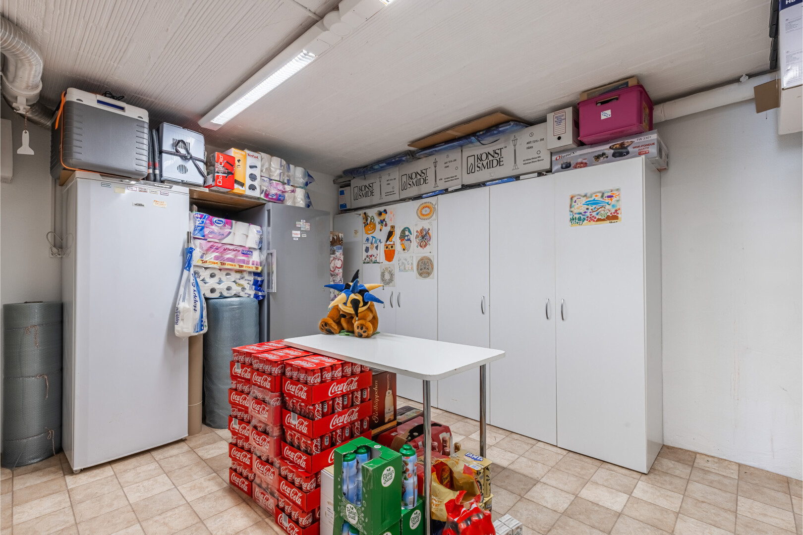 küche mit light floor, inside property, gipskartonwand, und drywall