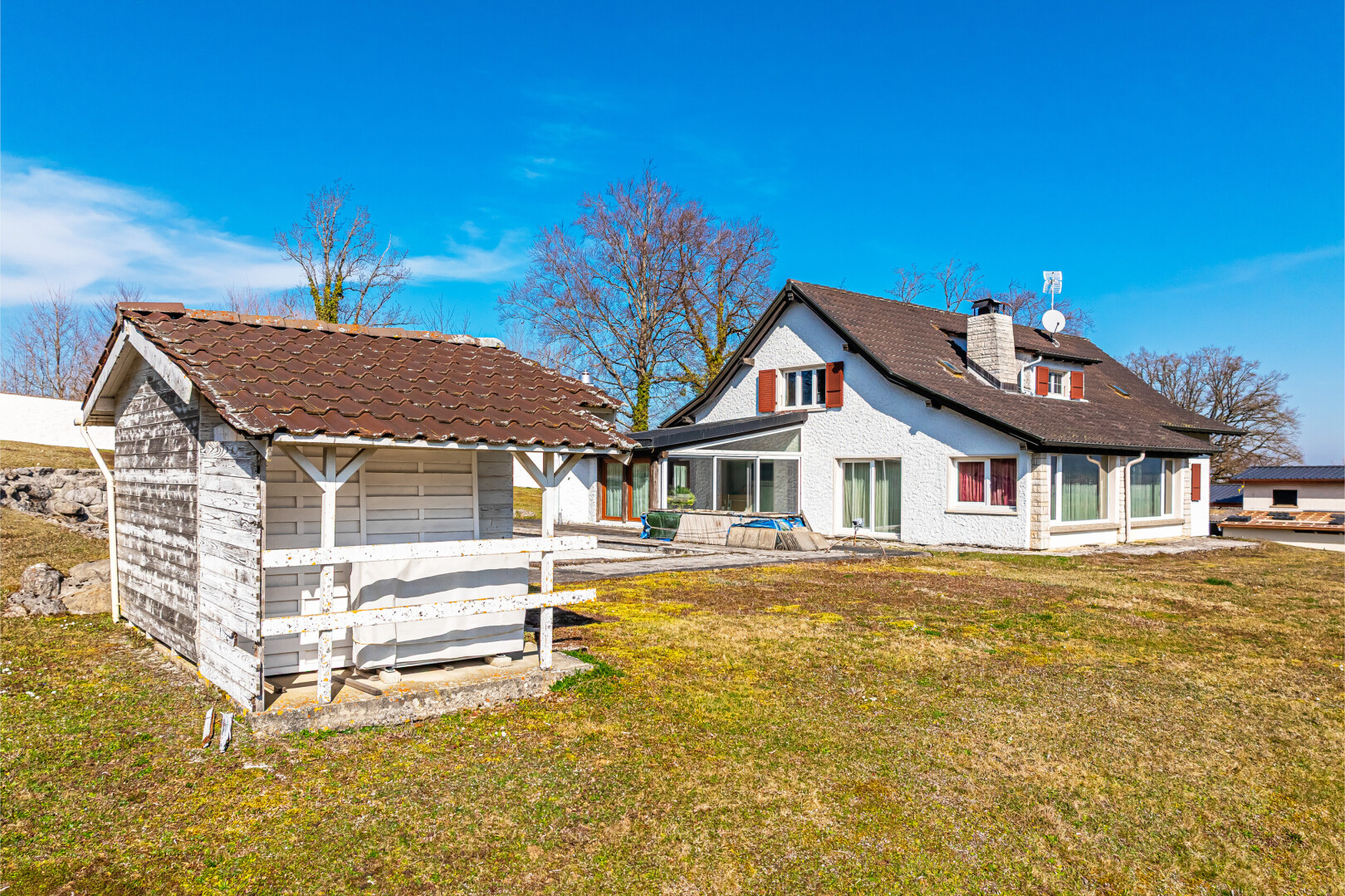 außenansicht mit außenansicht, property visible, day time, rasen, und terrasse