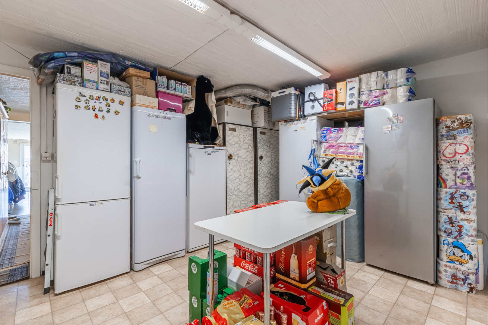 küche mit light floor, kühlschrank, inside property, arbeitsplatten, und light countertops
