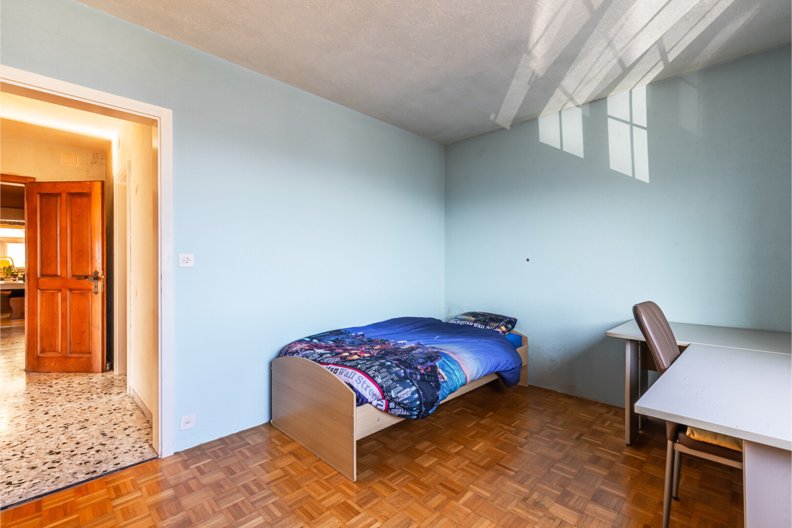 zimmer / schlafzimmer mit inside property, parquet floor, drywall, gipskartonwand, und natural light