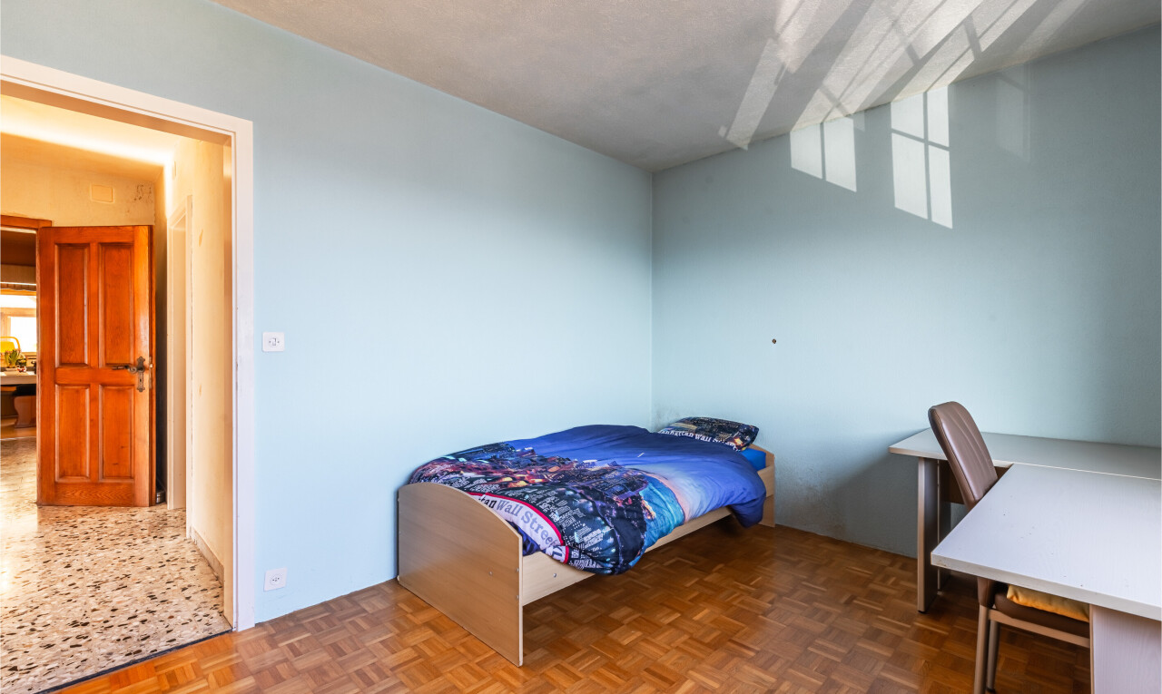 chambre avec inside property, parquet floor, drywall, cloison sèche, et natural light