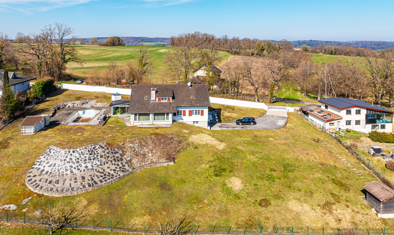 außenansicht mit terrasse, leeres grundstück, ländliche aussicht, rural view, und day time