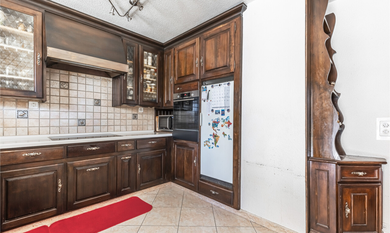 küche mit dark brown cabinets, dunkelbraune schränke, raised cabinets, hochgezogene schränke, und drywall