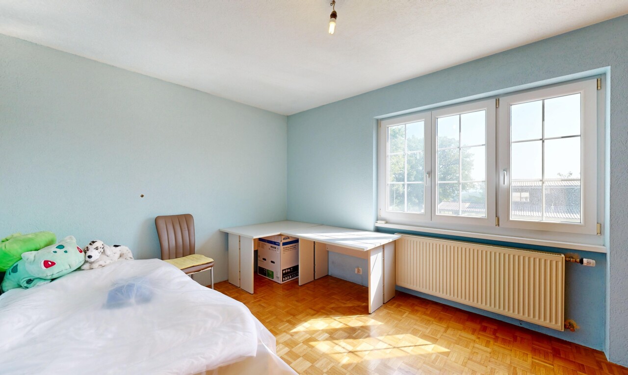 chambre avec parquet floor, radiateur, natural light, lumière naturelle, et drywall