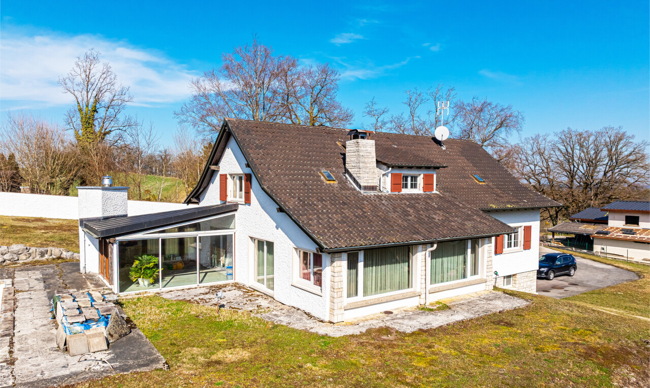 außenansicht mit schornstein, wintergarten, terrasse, day time, und property visible