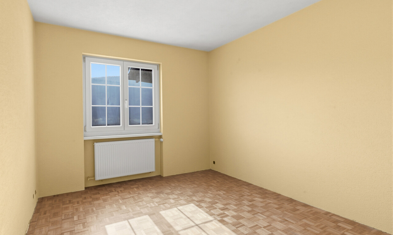 pièce vide avec radiateur, inside property, lumière naturelle, natural light, et light floor