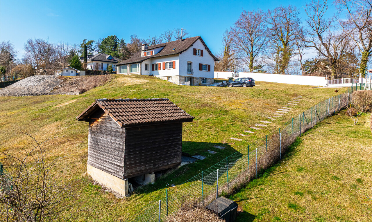 façade avec clôture, structure extérieure, day time, pelouse, et property visible