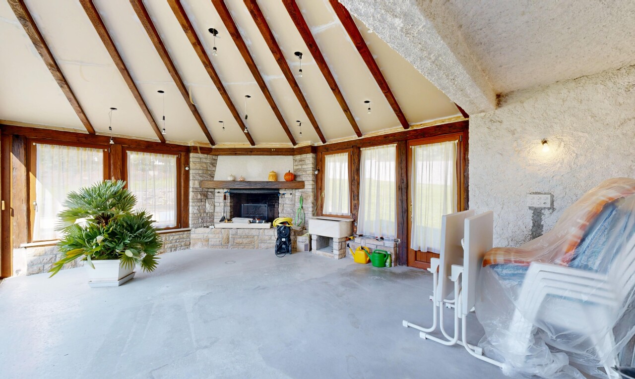 salon avec plafond à poutres, beamed ceiling, cheminée, inside property, et lumière naturelle