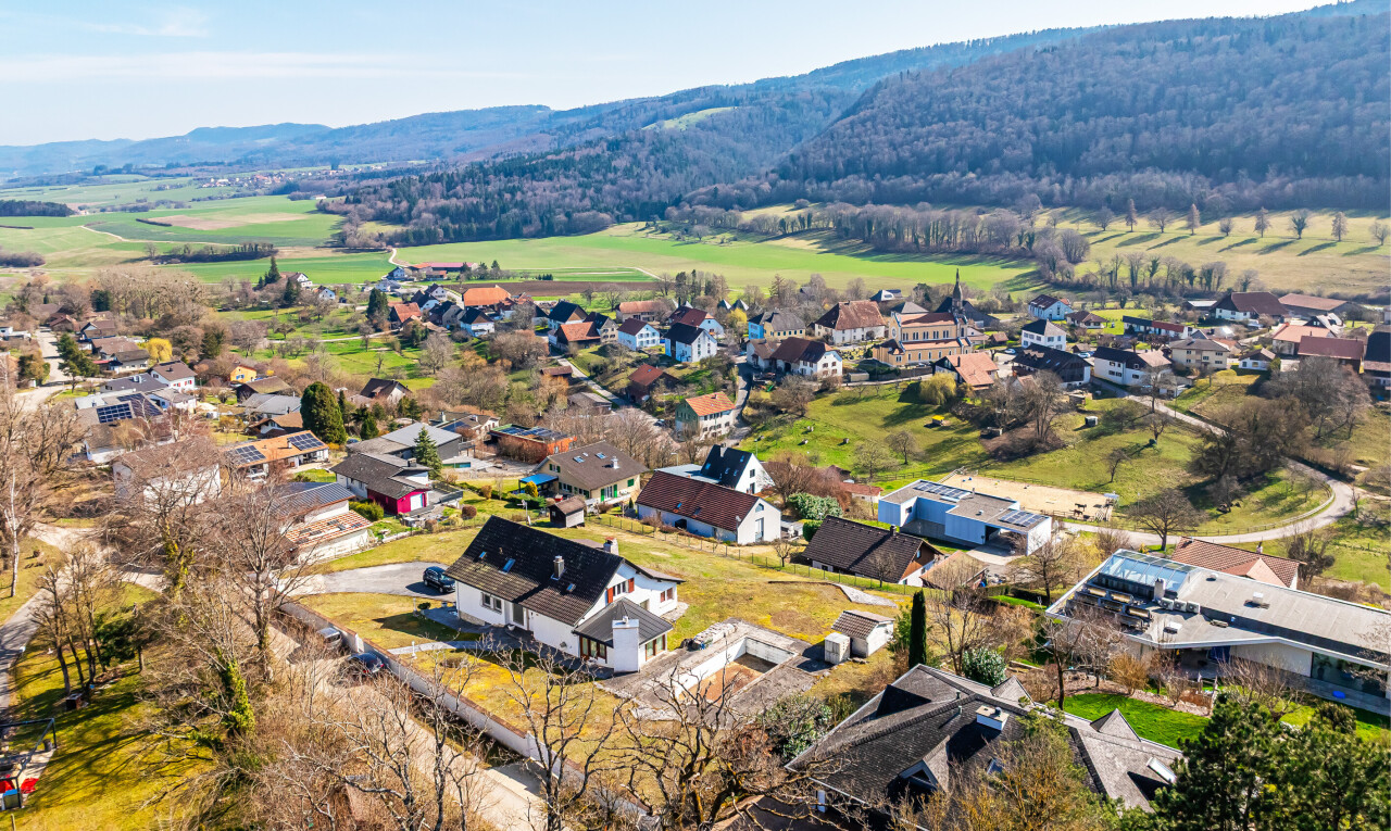 vue sur la montagne avec day time, aerial view, vue résidentielle, residential view, et vue sur la montagne