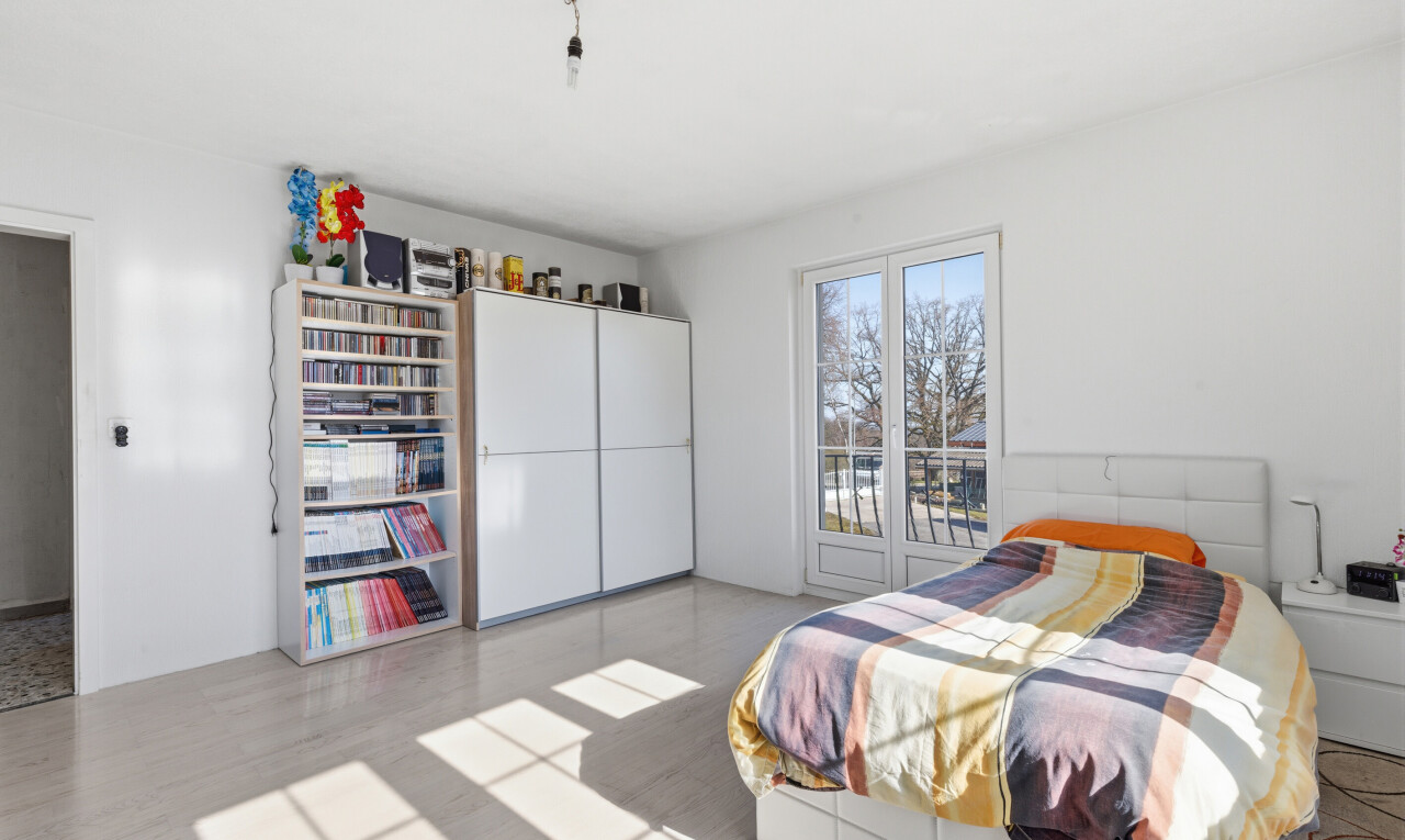 chambre avec inside property, cloison sèche, drywall, light floor, et day time