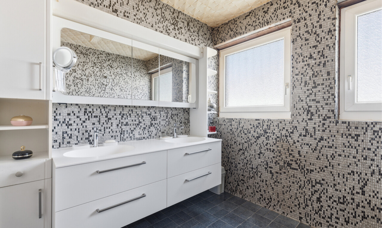 bad mit komplettes badezimmer, dark floor, doppelwaschtisch, inside property, und fliesenboden
