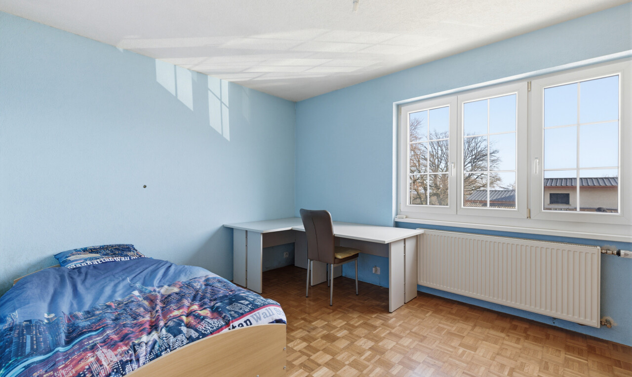 zimmer / schlafzimmer mit kühler, parquet floor, bürobereich, gipskartonwand, und drywall