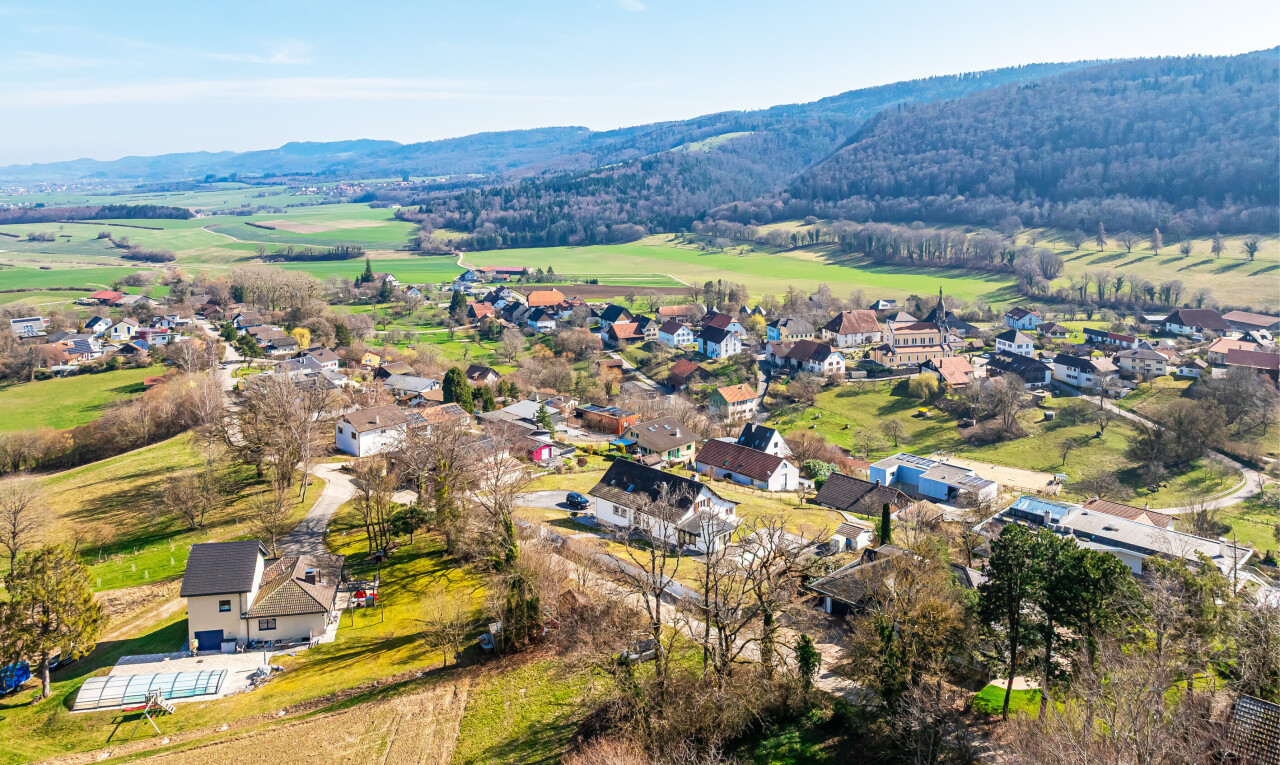 vue sur la montagne avec day time, aerial view, vue résidentielle, residential view, et vue sur la montagne