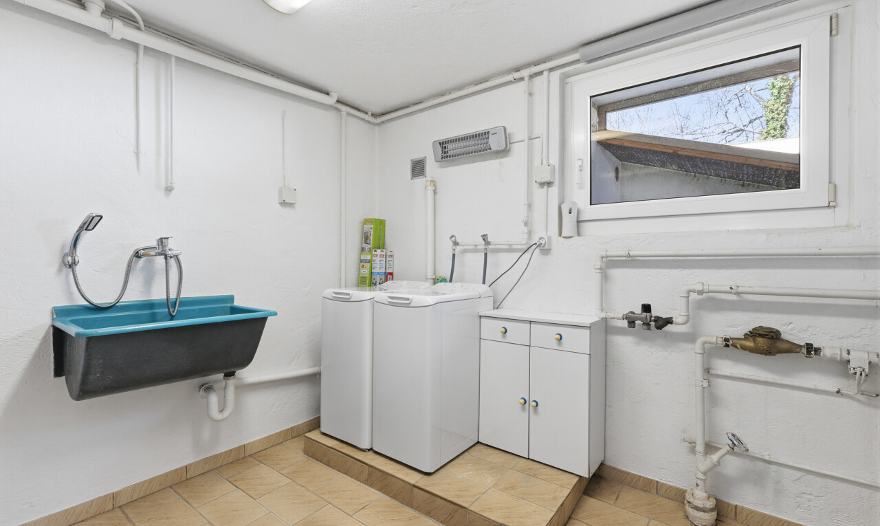 salle de bains avec light floor, inside property, baseboards wall, plinthes murales, et natural light