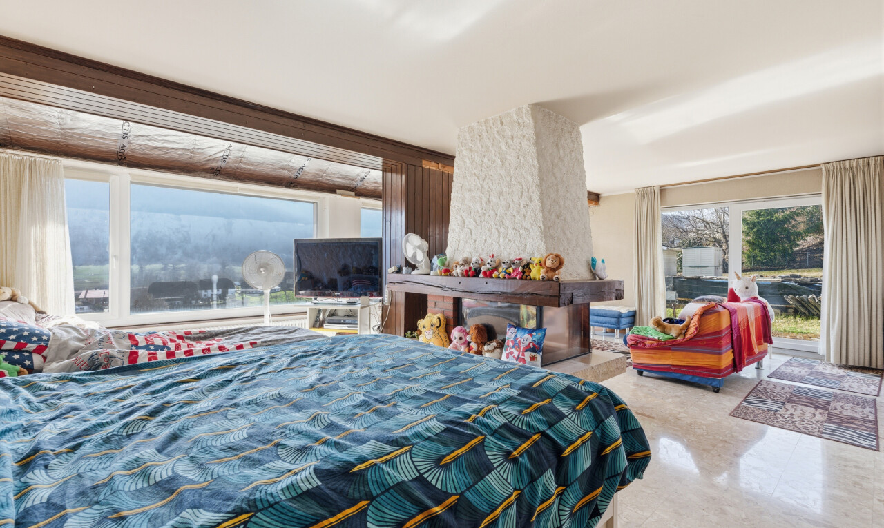 zimmer / schlafzimmer mit natürliches licht, natural light, fernseher, inside property, und außenzugang