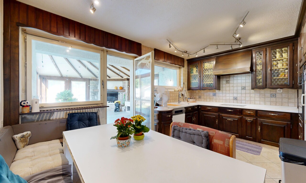 cuisine avec plans de travail, armoires avec insert en verre, armoires élevées, lumière naturelle, et natural light