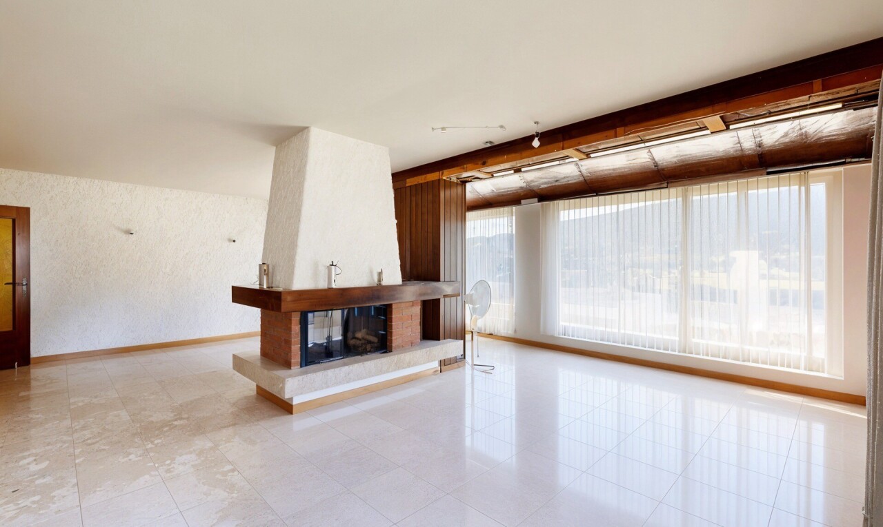 wohnzimmer mit natural light, natürliches licht, inside community, kamin, und baseboards wall