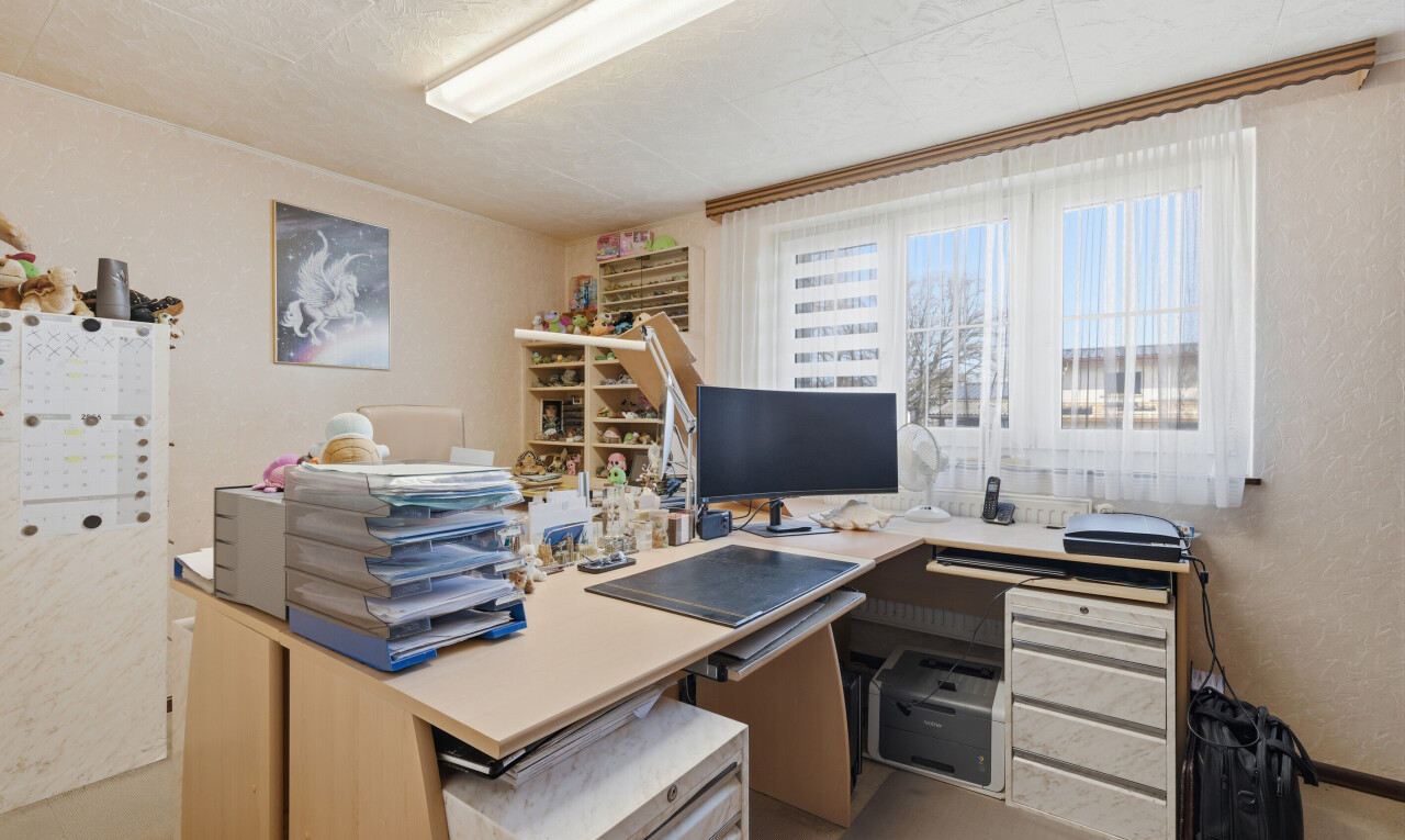 bureau avec natural light, lumière naturelle, espace bureau, télévision, et inside property