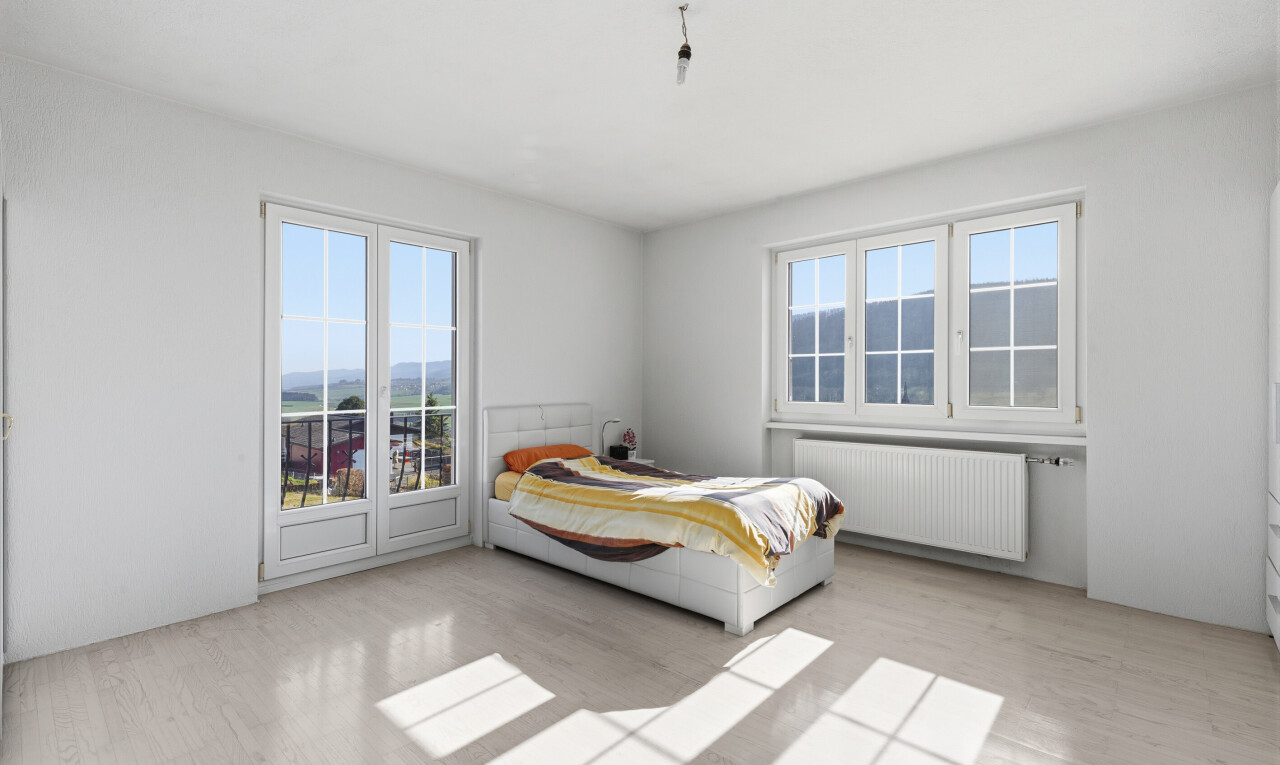chambre avec day time, radiateur, cloison sèche, drywall, et light floor