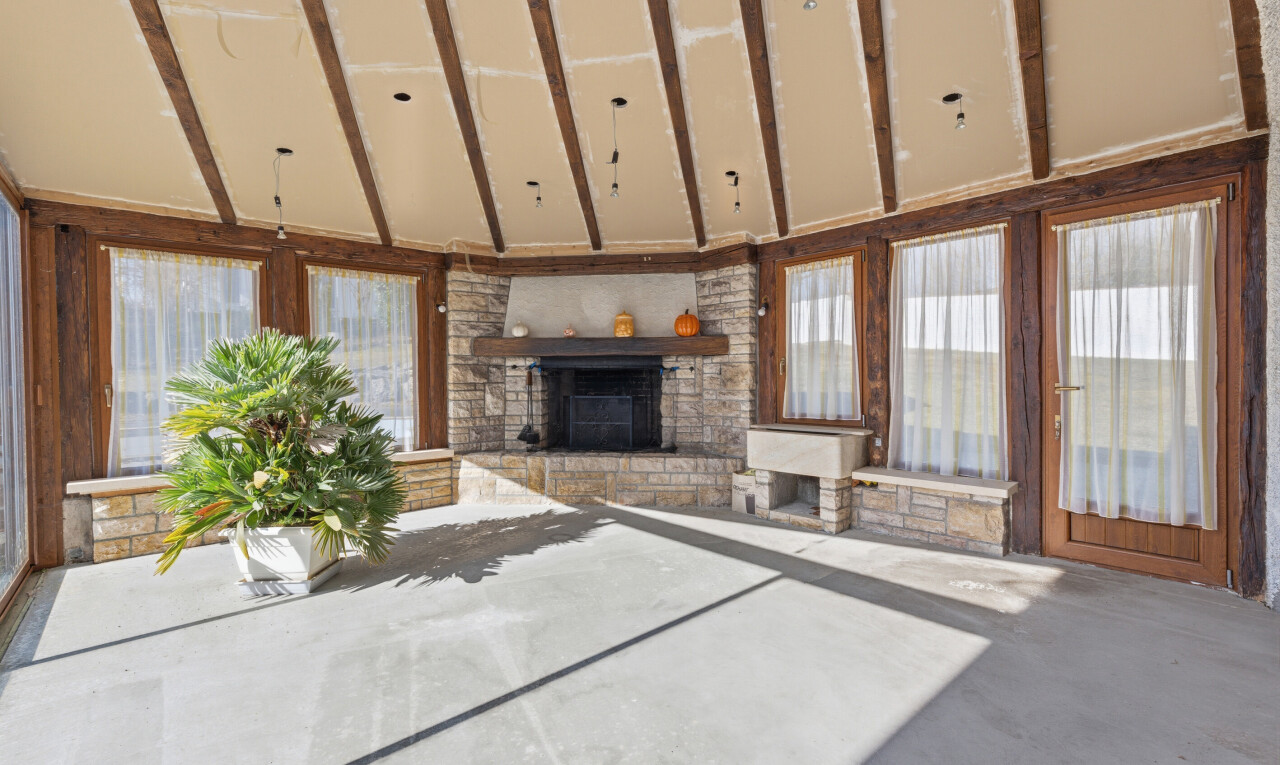 wohnzimmer mit hohe decke, high ceiling, kamin, natürliches licht, und natural light