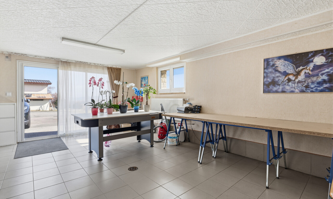 bureau avec lumière naturelle, natural light, light floor, inside property, et day time