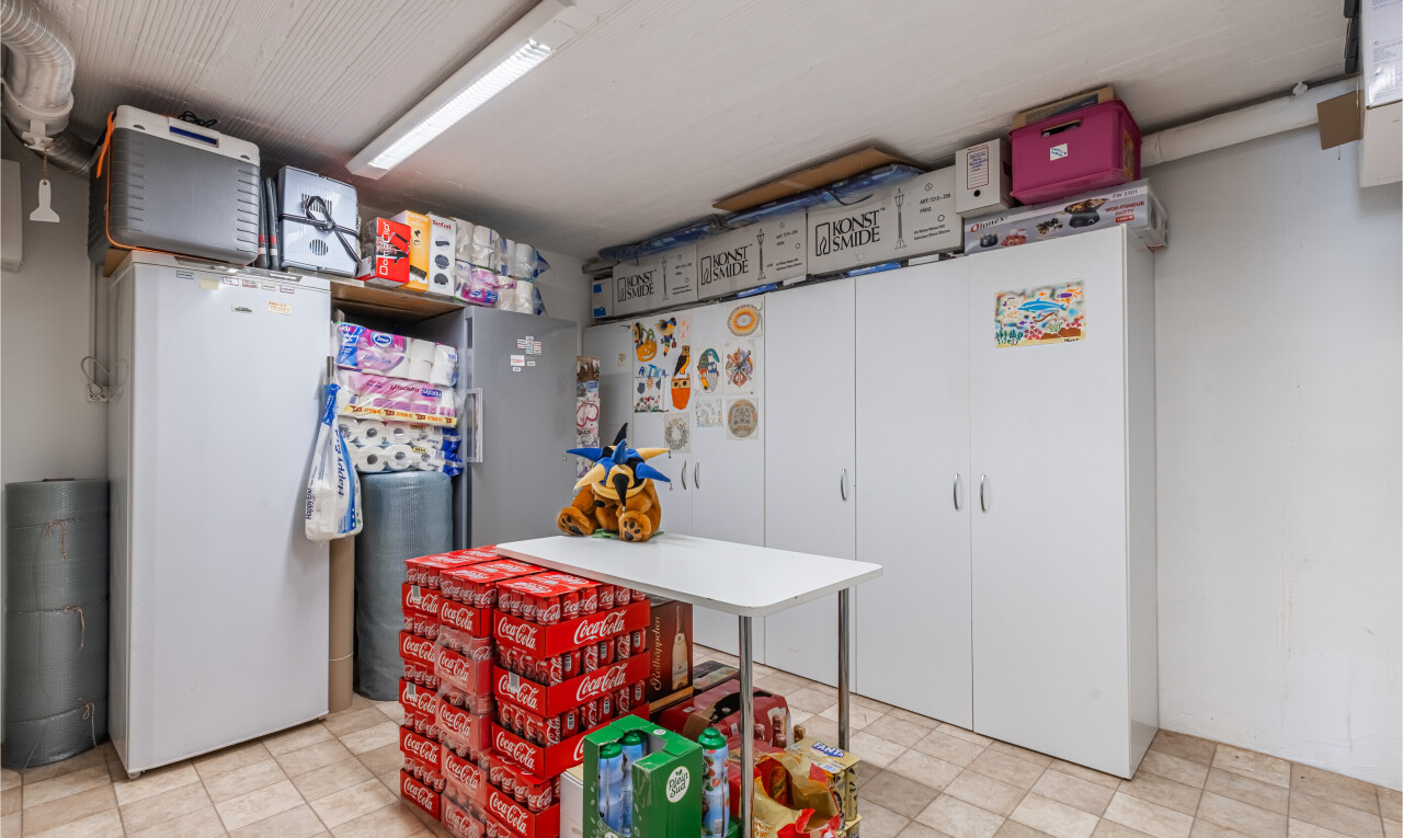 cuisine avec light floor, inside property, cloison sèche, et drywall