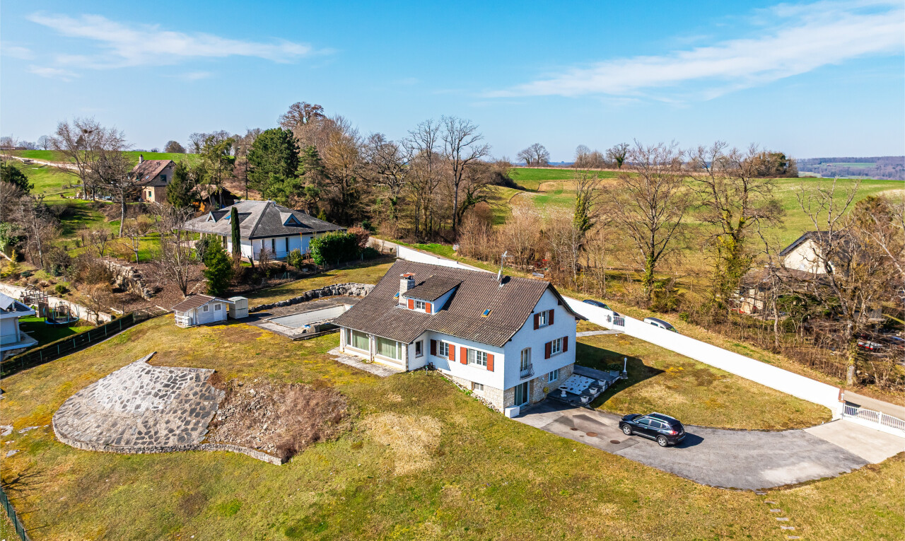 façade avec allée, day time, pelouse, garage intégré, et drone view